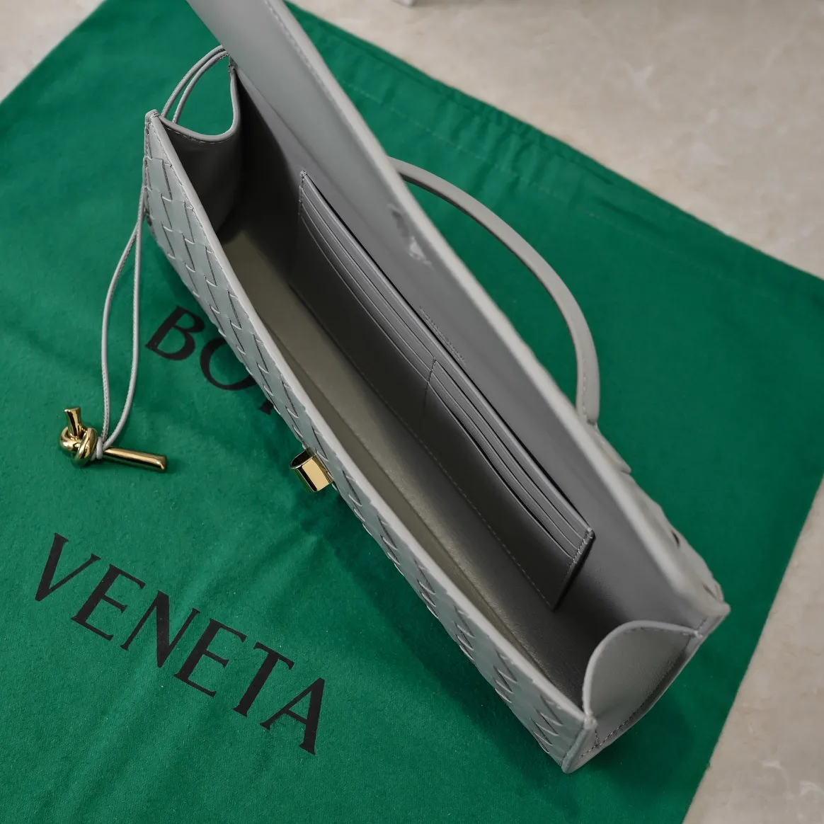 The batch of 1360 BV Andiamo evening handbags has been heavily planted again~ The designer aesthetics in the era of economic downturn are back. I fall in love with it at first sight and can't put it down. It's so beautiful and full of aura. The shape and texture are very competitive. It's light in weight and has sufficient capacity. It's a must-have for fashionistas. It's suitable for many occasions, minimalist, high-end and light luxury. Model No.: 741511 Size: 31*13*3cm